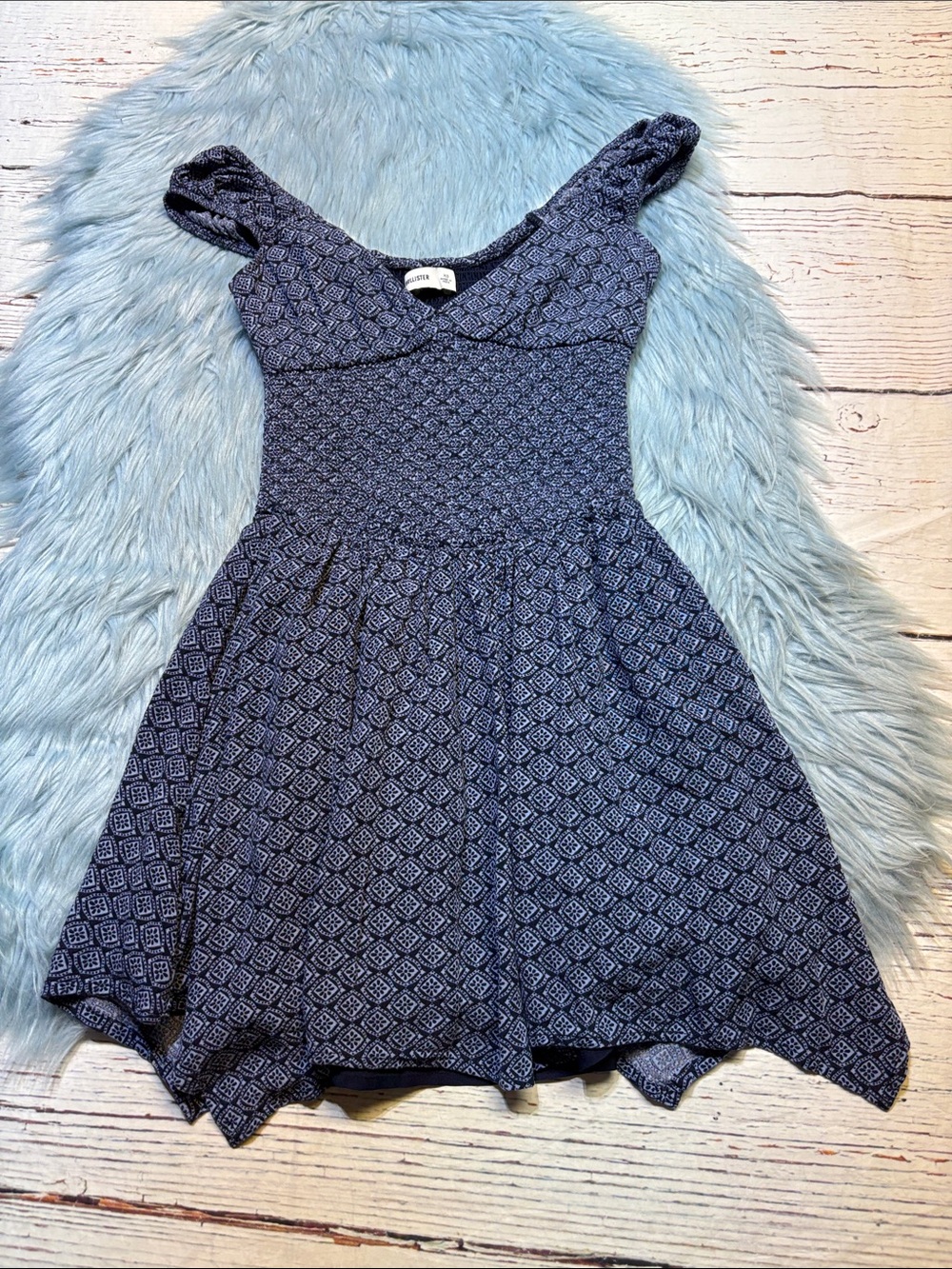 Hollister Off-The-Shoulder Asymmetrical Hem Mini Dress sz XS